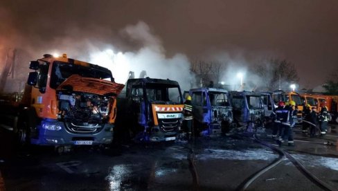 ПРВЕ ФОТОГРАФИЈЕ С ЛИЦА МЕСТА: Велики пожар избио у погону Градске чистоће, од возила није остало ништа (ФОТО/ВИДЕО) ПРВЕ ФОТОГРАФИЈЕ С ЛИЦА МЕСТА: Велики пожар избио у погону Градске чистоће, од возила није остало ништа (ФОТО/ВИДЕО)