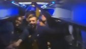 РАЗУЗДАНИ КАТАЛОНЦИ: Пио се алкохол у аутобусу, Алба изигравао конобара (ВИДЕО) РАЗУЗДАНИ КАТАЛОНЦИ: Пио се алкохол у аутобусу, Алба изигравао конобара (ВИДЕО)