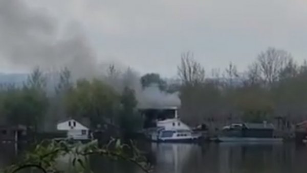 ПОЖАР НА МАКИШУ: Гори викендица на води, над реком се надвио густи црни дим ПОЖАР НА МАКИШУ: Гори викендица на води, над реком се надвио густи црни дим