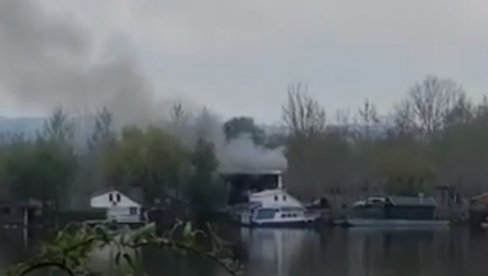 ПОЖАР НА МАКИШУ: Гори викендица на води, над реком се надвио густи црни дим ПОЖАР НА МАКИШУ: Гори викендица на води, над реком се надвио густи црни дим