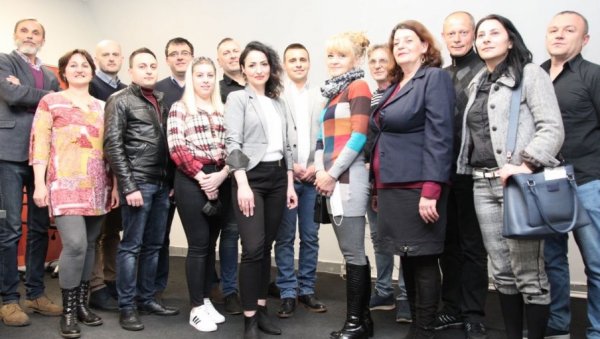 ЛУТОВЧЕВИ САД ИГРАЈУ ЗА ЂИЛАСА: Високи функционери Демократске странке прелећу у Странку слободе и правде ЛУТОВЧЕВИ САД ИГРАЈУ ЗА ЂИЛАСА: Високи функционери Демократске странке прелећу у Странку слободе и правде