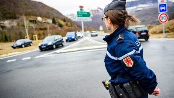 АНТИВАКСЕРА ПРОГАЊАЛО 200 ЖАНДАРА: Мајка бунтовник из Нансија ухапшена заједно са својом ћерком АНТИВАКСЕРА ПРОГАЊАЛО 200 ЖАНДАРА: Мајка бунтовник из Нансија ухапшена заједно са својом ћерком