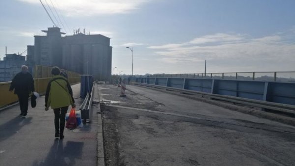 ВОЗИЛА У КОЛОНАМА ЗБОГ 50 МЕТАРА ПУТА: Надвожњак у Младеновцу реконструишу од прошлог лета, помака нема ВОЗИЛА У КОЛОНАМА ЗБОГ 50 МЕТАРА ПУТА: Надвожњак у Младеновцу реконструишу од прошлог лета, помака нема
