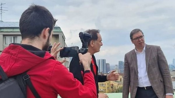 ВЕЧЕРАС ОД 20 ЧАСОВА: Вучић уживо са Сенадом Хаџифејзовићем ВЕЧЕРАС ОД 20 ЧАСОВА: Вучић уживо са Сенадом Хаџифејзовићем