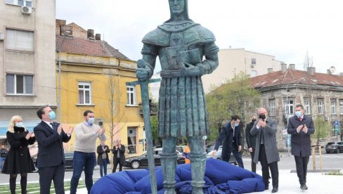 SVEČANO OTKRIVEN SPOMENIK DESPOTU STEFANU LAZAREVIĆU: Rađen po idejnom rešenju vajara Svetomira Arsića Basare (FOTO, VIDEO) SVEČANO OTKRIVEN SPOMENIK DESPOTU STEFANU LAZAREVIĆU: Rađen po idejnom rešenju vajara Svetomira Arsića Basare (FOTO, VIDEO)