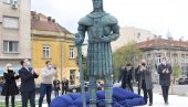 СВЕЧАНО ОТКРИВЕН СПОМЕНИК ДЕСПОТУ СТЕФАНУ ЛАЗАРЕВИЋУ: Рађен по идејном решењу вајара Светомира Арсића Басаре (ФОТО, ВИДЕО) СВЕЧАНО ОТКРИВЕН СПОМЕНИК ДЕСПОТУ СТЕФАНУ ЛАЗАРЕВИЋУ: Рађен по идејном решењу вајара Светомира Арсића Басаре (ФОТО, ВИДЕО)