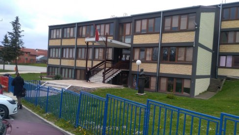 БИЛА ЈЕ ОМИЉЕНА У ОДЕЉЕЊУ: Директор школе о девојчици (15) која се обесила - свима ће нам недостајати! (ФОТО) БИЛА ЈЕ ОМИЉЕНА У ОДЕЉЕЊУ: Директор школе о девојчици (15) која се обесила - свима ће нам недостајати! (ФОТО)