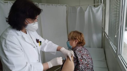 У ПАРАЋИНУ ПРВУ ДОЗУ ВАКЦИНЕ ПРИМИЛО 10.275 ГРАЂАНА: Имунизација у селима настављена данас у Плани У ПАРАЋИНУ ПРВУ ДОЗУ ВАКЦИНЕ ПРИМИЛО 10.275 ГРАЂАНА: Имунизација у селима настављена данас у Плани