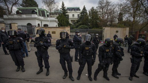 ПРАГ ЗАХТЕВА ДА РУСИ НАПУСТЕ ПРОСТОР АМБАСАДЕ: Градске власти траже враћање имања, планирају садњу дрвећа и цвећа ПРАГ ЗАХТЕВА ДА РУСИ НАПУСТЕ ПРОСТОР АМБАСАДЕ: Градске власти траже враћање имања, планирају садњу дрвећа и цвећа