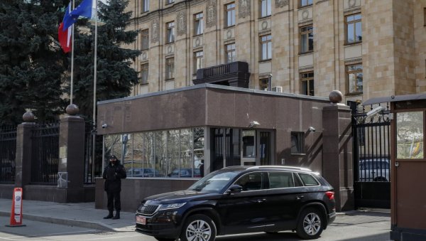 ШТА СТОЈИ ИЗА ПРОТЕРИВАЊА РУСКИХ ДИПЛОМАТА? Чешко додворавање Западу и покушај скретања пажње са нечег много важнијег ШТА СТОЈИ ИЗА ПРОТЕРИВАЊА РУСКИХ ДИПЛОМАТА? Чешко додворавање Западу и покушај скретања пажње са нечег много важнијег