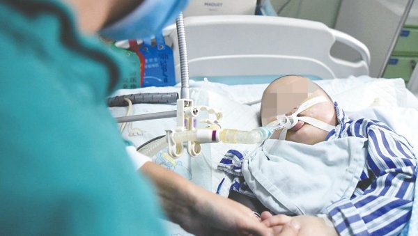 КОРОНА ПОСТАЛА ОПАСНИЈА ЗА ДЕЦУ: У току типизација вируса која ће открити да ли и изворни сој теже напада мале пацијенте КОРОНА ПОСТАЛА ОПАСНИЈА ЗА ДЕЦУ: У току типизација вируса која ће открити да ли и изворни сој теже напада мале пацијенте