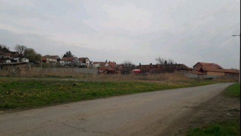 TEZGE UZ KANAL I ŠTALE? Žitelji Surčina nezadovoljni izborom lokacije za pijacu (FOTO) TEZGE UZ KANAL I ŠTALE? Žitelji Surčina nezadovoljni izborom lokacije za pijacu (FOTO)