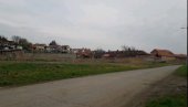 ТЕЗГЕ УЗ КАНАЛ И ШТАЛЕ? Житељи Сурчина незадовољни избором локације за пијацу (ФОТО) ТЕЗГЕ УЗ КАНАЛ И ШТАЛЕ? Житељи Сурчина незадовољни избором локације за пијацу (ФОТО)