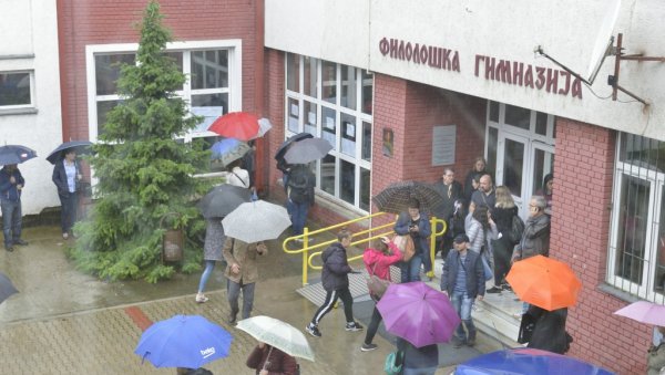 ПОРОДИЧНЕ НИТИ: Изложба у Филолошкој гимназији ПОРОДИЧНЕ НИТИ: Изложба у Филолошкој гимназији