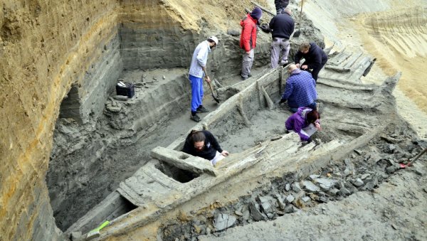 ОТКРИЋЕ КОЈЕ ЈЕ ПРЕВАЗИШЛО ОЧЕКИВАЊА: Виминацијумска флота открива нову историју Србије, ископани бродови енигма и за научнике! (ФОТО) ОТКРИЋЕ КОЈЕ ЈЕ ПРЕВАЗИШЛО ОЧЕКИВАЊА: Виминацијумска флота открива нову историју Србије, ископани бродови енигма и за научнике! (ФОТО)
