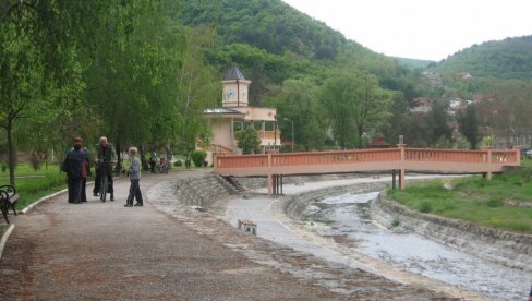 HAVARIJA U VRANJSKOJ BANJI: Ponovno pucanje cevi ostavilo veliki broj potrošača bez vode HAVARIJA U VRANJSKOJ BANJI: Ponovno pucanje cevi ostavilo veliki broj potrošača bez vode