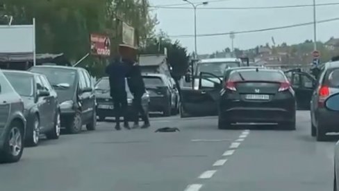 СТРАШНА ТУЧА У ЖАРКОВУ: Мушкарци се туку насред улице, севају шипке и столице (ВИДЕО) СТРАШНА ТУЧА У ЖАРКОВУ: Мушкарци се туку насред улице, севају шипке и столице (ВИДЕО)