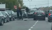 СТРАШНА ТУЧА У ЖАРКОВУ: Мушкарци се туку насред улице, севају шипке и столице (ВИДЕО) СТРАШНА ТУЧА У ЖАРКОВУ: Мушкарци се туку насред улице, севају шипке и столице (ВИДЕО)