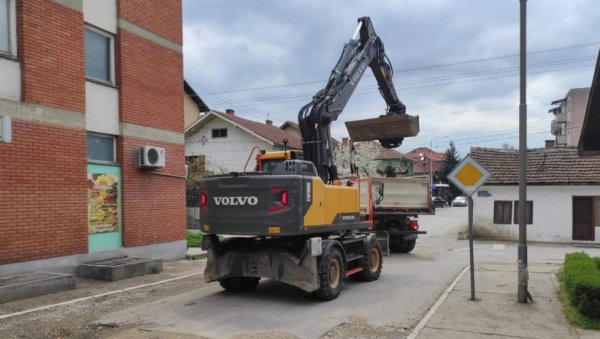 РЕКОНСТРУКЦИЈА ОБИЛИЋЕВЕ УЛИЦЕ У КЛАДОВУ: Почели су припремни радови на коловозу РЕКОНСТРУКЦИЈА ОБИЛИЋЕВЕ УЛИЦЕ У КЛАДОВУ: Почели су припремни радови на коловозу