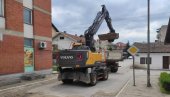 REKONSTRUKCIJA OBILIĆEVE ULICE U KLADOVU: Počeli su pripremni radovi na kolovozu REKONSTRUKCIJA OBILIĆEVE ULICE U KLADOVU: Počeli su pripremni radovi na kolovozu