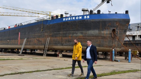 ОД ДАНАС КАО СКЕЛА НА ТИСИ: Поринут моторни тегљач Штрбац ОД ДАНАС КАО СКЕЛА НА ТИСИ: Поринут моторни тегљач Штрбац