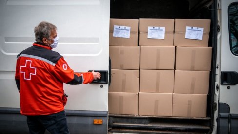 ПОМОЋ У ХРАНИ ЗЛАТА ВРЕДНА: У Сомбору почела подела пакета најсиромашнијим грађанима ПОМОЋ У ХРАНИ ЗЛАТА ВРЕДНА: У Сомбору почела подела пакета најсиромашнијим грађанима