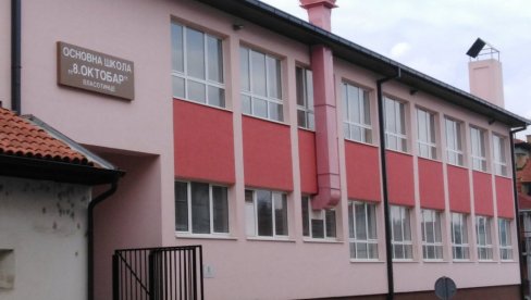 REKONSTRUKCIJA KOŠTALA MILION I PO EVRA: Sve novo osim zidova, škola „8. oktobar“ zasijala punim sjajem (FOTO) REKONSTRUKCIJA KOŠTALA MILION I PO EVRA: Sve novo osim zidova, škola „8. oktobar“ zasijala punim sjajem (FOTO)