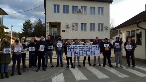 ГРАЂАНИ БЛОКИРАЛИ ЦБ ПЉЕВЉА: Траже повлачење решења о постављању начелника ГРАЂАНИ БЛОКИРАЛИ ЦБ ПЉЕВЉА: Траже повлачење решења о постављању начелника