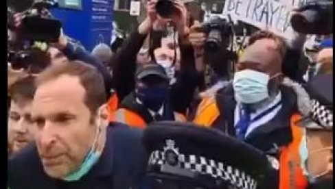 NEREDI U LONDONU: Englezi ne žele Superligu, bude se i navijači u Kataloniji! (FOTO) (VIDEO) NEREDI U LONDONU: Englezi ne žele Superligu, bude se i navijači u Kataloniji! (FOTO) (VIDEO)