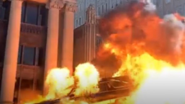 БОМБАШ САМОУБИЦА НАПАО ПОЛИЦИЈСКИ КОНВОЈ: Језиве сцене у центру Кабула (ВИДЕО) БОМБАШ САМОУБИЦА НАПАО ПОЛИЦИЈСКИ КОНВОЈ: Језиве сцене у центру Кабула (ВИДЕО)