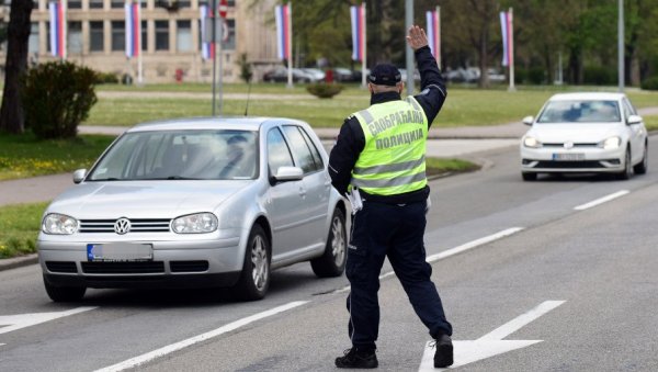 ШЕСТ ОСОБА ТЕШКО, А 17 ЛАКШЕ ПОВРЕЂЕНО: У Јужнобачком округу за викенд догодило се 37 саобраћајних несрећа ШЕСТ ОСОБА ТЕШКО, А 17 ЛАКШЕ ПОВРЕЂЕНО: У Јужнобачком округу за викенд догодило се 37 саобраћајних несрећа