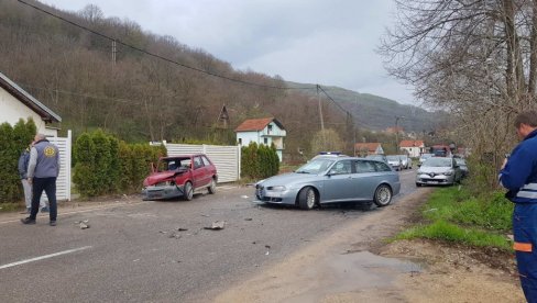 ПРВЕ ФОТОГРАФИЈЕ СА МЕСТА НЕСРЕЋЕ: Тежак удес код Ниша - смрскан аутомобил на путу ПРВЕ ФОТОГРАФИЈЕ СА МЕСТА НЕСРЕЋЕ: Тежак удес код Ниша - смрскан аутомобил на путу