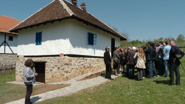 РОД СЛАВИ ЈЕЗИК И ПИСМО: Почела велика културна светковина у Вуковом Тршићу РОД СЛАВИ ЈЕЗИК И ПИСМО: Почела велика културна светковина у Вуковом Тршићу