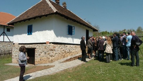 РОД СЛАВИ ЈЕЗИК И ПИСМО: Почела велика културна светковина у Вуковом Тршићу РОД СЛАВИ ЈЕЗИК И ПИСМО: Почела велика културна светковина у Вуковом Тршићу