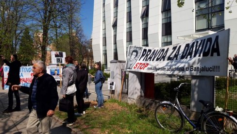 СЛУЧАЈ УБИСТВА ДАВИДА ДРАГИЧЕВИЋА: Одложено суђење криминалистичким техничарима - Терете се да су у смеће бацили доњи веш убијеног СЛУЧАЈ УБИСТВА ДАВИДА ДРАГИЧЕВИЋА: Одложено суђење криминалистичким техничарима - Терете се да су у смеће бацили доњи веш убијеног