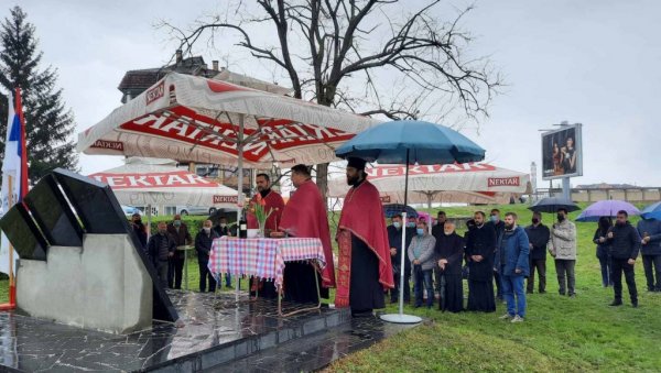 ОСВЕШТАНО СПОМЕН-ОБЕЛЕЖЈЕ: Помен и почаст жртвама и браниоцима Укрине и Дервенте ОСВЕШТАНО СПОМЕН-ОБЕЛЕЖЈЕ: Помен и почаст жртвама и браниоцима Укрине и Дервенте