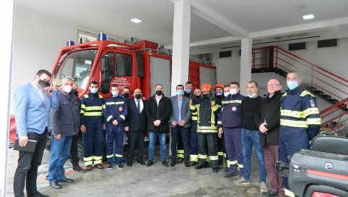 ДОНАЦИЈА СЛУЖБИ ЗАШТИТЕ: Министар пољопривреде, шумарства и водопривреде Александар Стијовић у Андријевици ДОНАЦИЈА СЛУЖБИ ЗАШТИТЕ: Министар пољопривреде, шумарства и водопривреде Александар Стијовић у Андријевици
