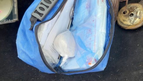 ПРЕВОЗИЛА ХЕРОИН ИЗ БЕОГРАДА У НОВИ САД? Тројка осумњичена за трговину дрогом, у штек-стану пронађен и новац ПРЕВОЗИЛА ХЕРОИН ИЗ БЕОГРАДА У НОВИ САД? Тројка осумњичена за трговину дрогом, у штек-стану пронађен и новац
