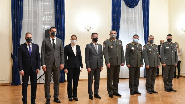 НАУЧНОИСТРАЖИВАЧКИМ РАДОМ ДОПРИНЕЛИ ВОЈСЦИ СРБИЈЕ: Министар Стефановић уручио годишње награде (ФОТО/ВИДЕО) НАУЧНОИСТРАЖИВАЧКИМ РАДОМ ДОПРИНЕЛИ ВОЈСЦИ СРБИЈЕ: Министар Стефановић уручио годишње награде (ФОТО/ВИДЕО)