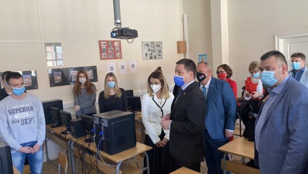 ДУАЛНЕ СТУДИЈЕ ОД ОКТОБРА: Ружић у посети образовним установама у Лесковцу ДУАЛНЕ СТУДИЈЕ ОД ОКТОБРА: Ружић у посети образовним установама у Лесковцу