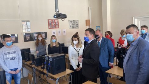 ДУАЛНЕ СТУДИЈЕ ОД ОКТОБРА: Ружић у посети образовним установама у Лесковцу ДУАЛНЕ СТУДИЈЕ ОД ОКТОБРА: Ружић у посети образовним установама у Лесковцу