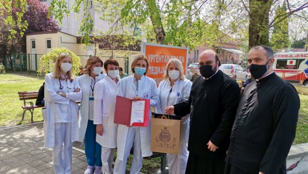 ПАКЕТИЋИ ЉУБАВИ И ПОДРШКЕ: Уочи Врбице Епархија бачка обрадовала малишане у дечјој болници ПАКЕТИЋИ ЉУБАВИ И ПОДРШКЕ: Уочи Врбице Епархија бачка обрадовала малишане у дечјој болници