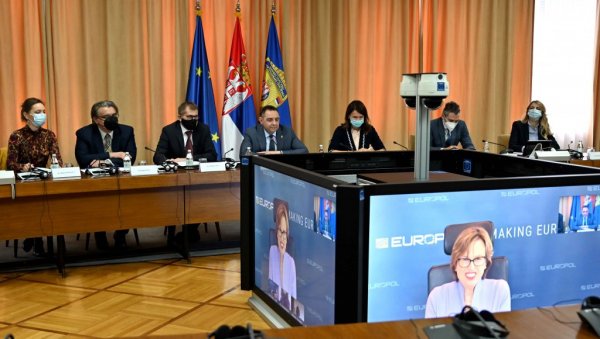 ВУЛИН И ДИРЕКТОРКА КАНЦЕЛАРИЈЕ ЕВРОПОЛА О НАСТАВКУ САРАДЊЕ: Организовани криминал као транснационални проблем ВУЛИН И ДИРЕКТОРКА КАНЦЕЛАРИЈЕ ЕВРОПОЛА О НАСТАВКУ САРАДЊЕ: Организовани криминал као транснационални проблем