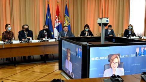 ВУЛИН И ДИРЕКТОРКА КАНЦЕЛАРИЈЕ ЕВРОПОЛА О НАСТАВКУ САРАДЊЕ: Организовани криминал као транснационални проблем ВУЛИН И ДИРЕКТОРКА КАНЦЕЛАРИЈЕ ЕВРОПОЛА О НАСТАВКУ САРАДЊЕ: Организовани криминал као транснационални проблем