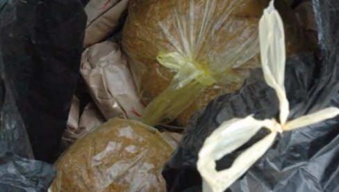 HANČANIN UHVAĆEN U PRODAJI REZANOG DUVANA: Kilogram prodavao za 2.000 dinara HANČANIN UHVAĆEN U PRODAJI REZANOG DUVANA: Kilogram prodavao za 2.000 dinara