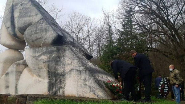 РУДАРИ ОДАЛИ ПОШТУ СТРАДАЛИМ KАМАРАДИМА: 37 Година од трагедије у руднику Водна РУДАРИ ОДАЛИ ПОШТУ СТРАДАЛИМ KАМАРАДИМА: 37 Година од трагедије у руднику Водна