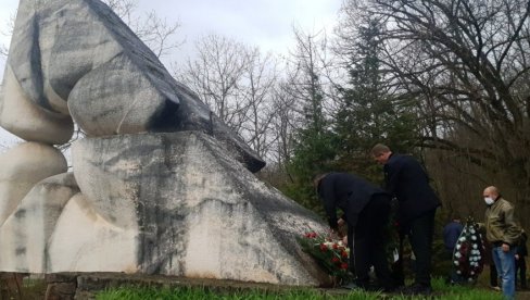РУДАРИ ОДАЛИ ПОШТУ СТРАДАЛИМ KАМАРАДИМА: 37 Година од трагедије у руднику Водна РУДАРИ ОДАЛИ ПОШТУ СТРАДАЛИМ KАМАРАДИМА: 37 Година од трагедије у руднику Водна