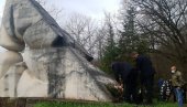 РУДАРИ ОДАЛИ ПОШТУ СТРАДАЛИМ KАМАРАДИМА: 37 Година од трагедије у руднику Водна РУДАРИ ОДАЛИ ПОШТУ СТРАДАЛИМ KАМАРАДИМА: 37 Година од трагедије у руднику Водна