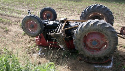 TRAGEDIJA KOD SMEDEREVA: Prevrnuo se traktor na njivi, poginuo muškarac TRAGEDIJA KOD SMEDEREVA: Prevrnuo se traktor na njivi, poginuo muškarac