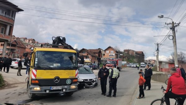 САОБРАЋАЈНА НЕСРЕЋА У НОВОМ ПАЗАРУ: Девојчицу (10) ударио ауто док је ходала тротоаром, дете добило тешке телесне повреде САОБРАЋАЈНА НЕСРЕЋА У НОВОМ ПАЗАРУ: Девојчицу (10) ударио ауто док је ходала тротоаром, дете добило тешке телесне повреде